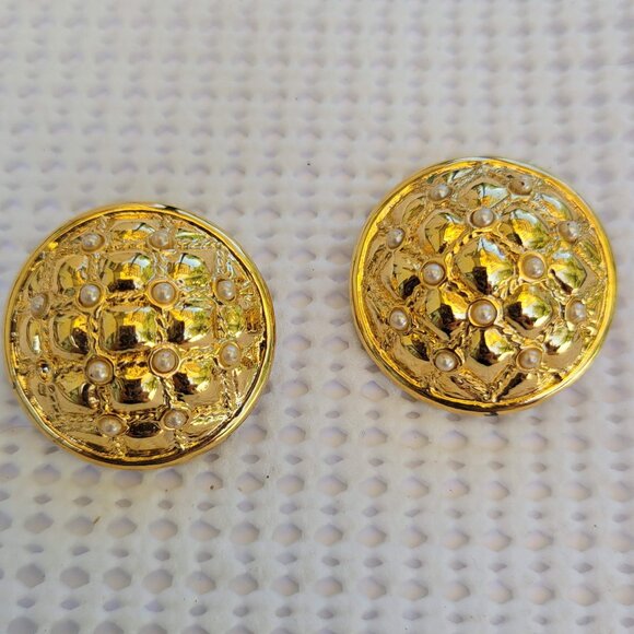 VTG Joan Rivers Signed Gold Tone Round Quilted Faux Seed Bead Clip On Earrings - Picture 1 of 5